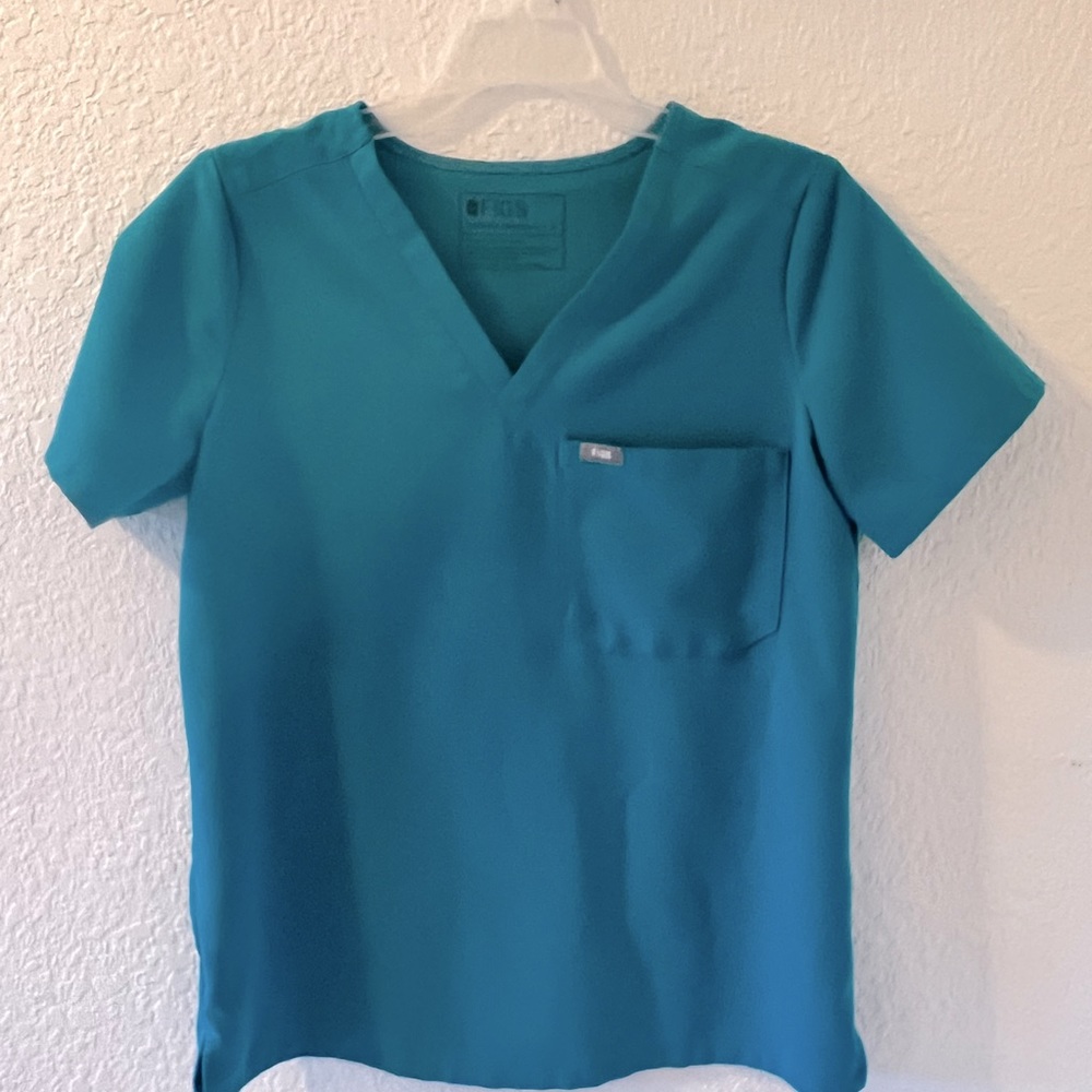 Figs brand teal Catarina one pocket scrub top. Size small.
